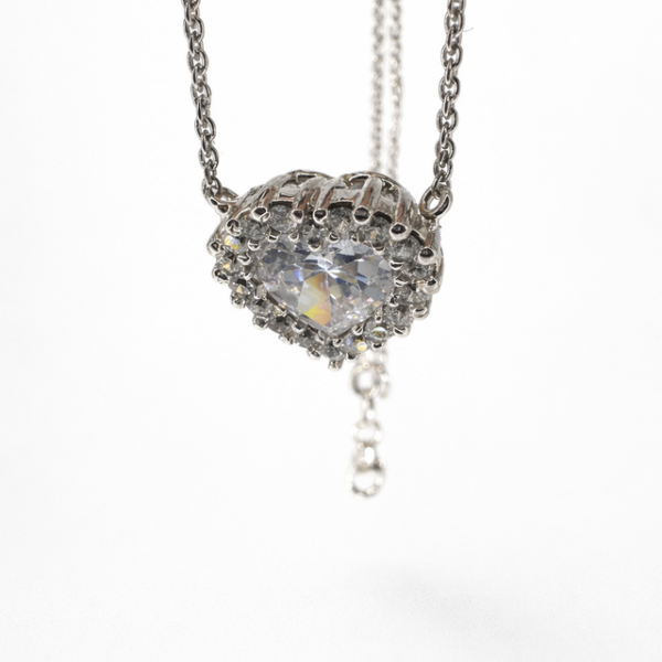 Collana cuore contornato da 18 pietre e centrale 4x5 mm taglio brillante.