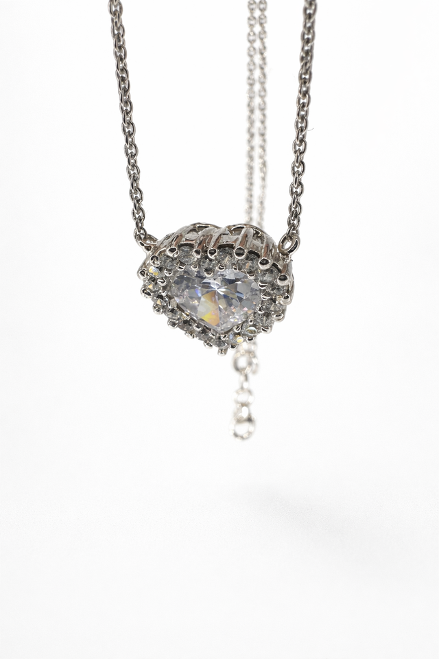 Collana cuore contornato da 18 pietre e centrale 4x5 mm taglio brillante.